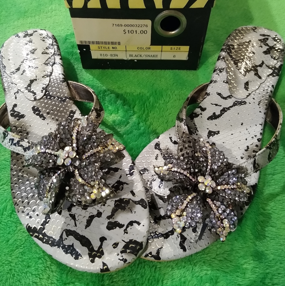 🏖️ NWT Helen's heart sandals
